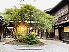 萬三の白モッコウバラのハート型の蔓に沈む夕日