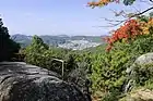 物見岩と主郭からの眺望。中央に望むのは巴団地。（2019年（令和元年）11月）