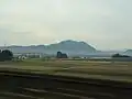 東北新幹線線より望む羽黒山(2006年12月撮影)