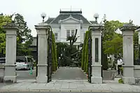 立花伯爵家の邸宅だった白亜の洋館(福岡県柳川市新外町1「御花」)。明治43年に迎賓館として建設された。当時すでに自家発電所を設けており、輸入品のシャンデリアや電気器具を使っていた。今もランプシェイドなど多くの設備が当時のままに残されており、結婚式場などとして使われている。