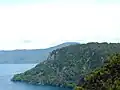 瞰湖台から見た御鼻部山（奥に見える山。手前は御倉半島）