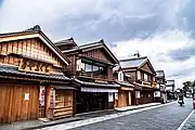 伊勢 内宮前店(おはらい町の他の建物に合わせた木造建築)