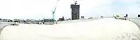 建設中のループの屋上。この屋上部は隣接するマンションとブリッジで連結させた公園として整備された（2008年6月）。