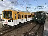武佐駅で交換する800系（平日、土曜・休日とも早朝に当駅で交換する列車がある）