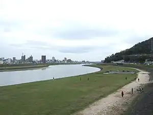 新庄橋から太田川放水路下流を望む。この付近に新庄橋駅があった。