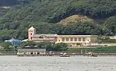 海上より望む大島小学校