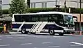 2020年東京パラリンピックで選手・関係者輸送に使用されたリフト付き貸切車（中央部の座席のない部分が車椅子スペース）