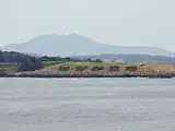 植栽が施された小値賀空港の埋立堰堤（2019年）