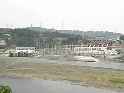 新小千谷発電所(左)と小千谷発電所(右)