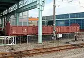 関東分岐器の側線に入線したトキ25000形貨車。レール輸送を越中島貨物駅と岡部駅の間にて行っている。（2010年9月）