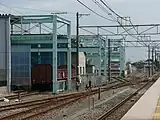 ホームより貨物側線を望む。手前は関東分岐器岡部工場、奥は新日本石油岡部油槽所（2010年9月）