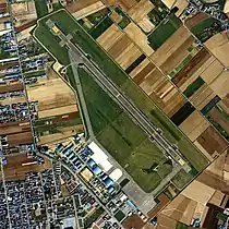 1985年頃の札幌飛行場周辺(左)と2008年頃の同飛行場周辺(右)。南西部を中心に宅地化が進行していることが判る。国土交通省 国土地理院 地図・空中写真閲覧サービスの空中写真を基に作成