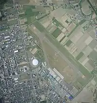 1985年頃の札幌飛行場周辺(左)と2008年頃の同飛行場周辺(右)。南西部を中心に宅地化が進行していることが判る。国土交通省 国土地理院 地図・空中写真閲覧サービスの空中写真を基に作成