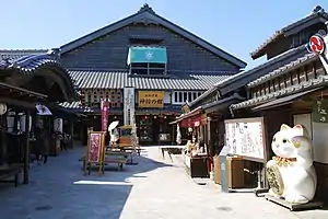 おかげ座の前