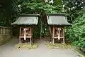 御鍵取神社（左）と愛宕神社