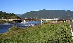 揖斐川左岸下流側から望む、揖斐川に架かる国道417号の岡島橋(2015年9月14日)