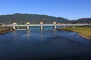 下流側の岡島橋から望む揖斐川に架かる前島橋(岡島頭首工、2015年9月14日撮影)