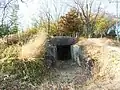 切石を布積みにしたお亀石古墳の羨道(大阪府富田林市)