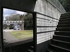 岡之山美術館(日本へそ公園駅前広場)