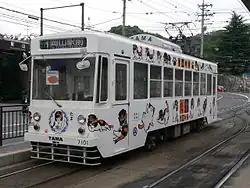 二つの「たま電車」 左：和歌山電鐵2270系電車2275F（貴志駅にて）右:岡山電気軌道岡軌7100型電車7101（東山電停にて）