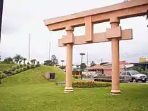 鳥居を模した南口