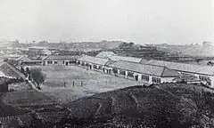 1916年、現在地に移転。岡崎市梅園尋常高等小学校と改称した。
