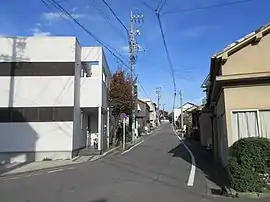 亀井町2丁目（道路の左側）。岡崎市中央地域福祉センターへ向かう坂。