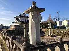 浄瑠璃姫の供養塔。国道1号の拡張工事の際に発見された。