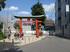名鉄名古屋本線踏切の北側にある六所神社の鳥居
