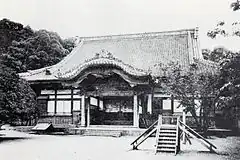 本堂付近に遊具が設置されるが、寺は岡崎空襲により焼失した。