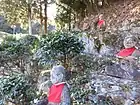 入口付近に立ち並ぶ十六羅漢（2017年（平成29年）5月）