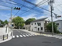 改修工事に伴い、歩道を拡張した市民会館南交差点付近