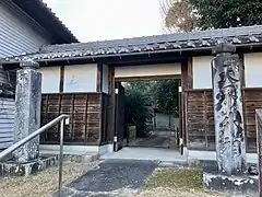 墓地へ通ずる山門