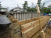 土塀を整備中の松平広忠公御廟所
