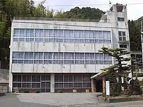 岡崎市役所の宮崎出張所として使用されていた宮崎村役場(2011年4月撮影)。現在は廃止された。