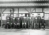 大正期の駅舎と駅員。