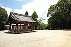 境内と神楽殿（2012年（平成24年）7月）。