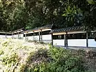 本殿の裏山に残る瑞垣（2013年（平成25年）4月）。