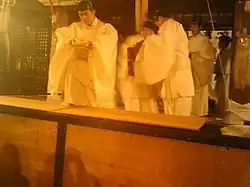 白朮祭で本殿前に落とされる「をけら火」。