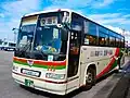 名護バスターミナルを出発する高速バス。1993年式の元貸切車（2023年）。