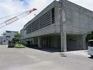 本社外観(右手前が管理棟、左奥が展示棟)