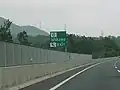 沖縄自動車道で特徴的な英語表示の道路標識（石川IC付近）