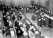 戦時中の衆議院第一委員室
衆議院予算総会で答弁に立つ賀屋興宣蔵相 1944年(昭和19年)1月27日