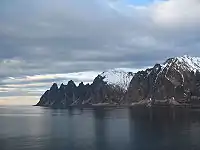 イスフィヨルドと近くの山々