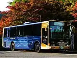 奥比叡ドライブウェイバス・比叡山内シャトルバスとして運行される、濃紺の専属車両（※デザインは「琵琶湖」をイメージしたもの）