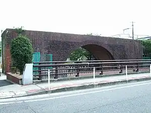 大蔵線茶屋町橋梁跡(小倉 - 大蔵間)「げた歯構造」と言う凹凸を付けた煉瓦積みである。