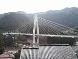 ホームから見る奥多摩大橋。多摩川北岸道路(青梅街道)と、多摩川南岸道路(吉野街道)を結んでいる。
