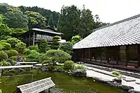 手前の建物が書院で、奥が金鳳亭