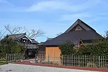 駐車場から見た主屋（右）と別棟