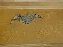 欄間に彫刻された縞柿の「蝙蝠」、蝙蝠の目は黒サンゴでできている。